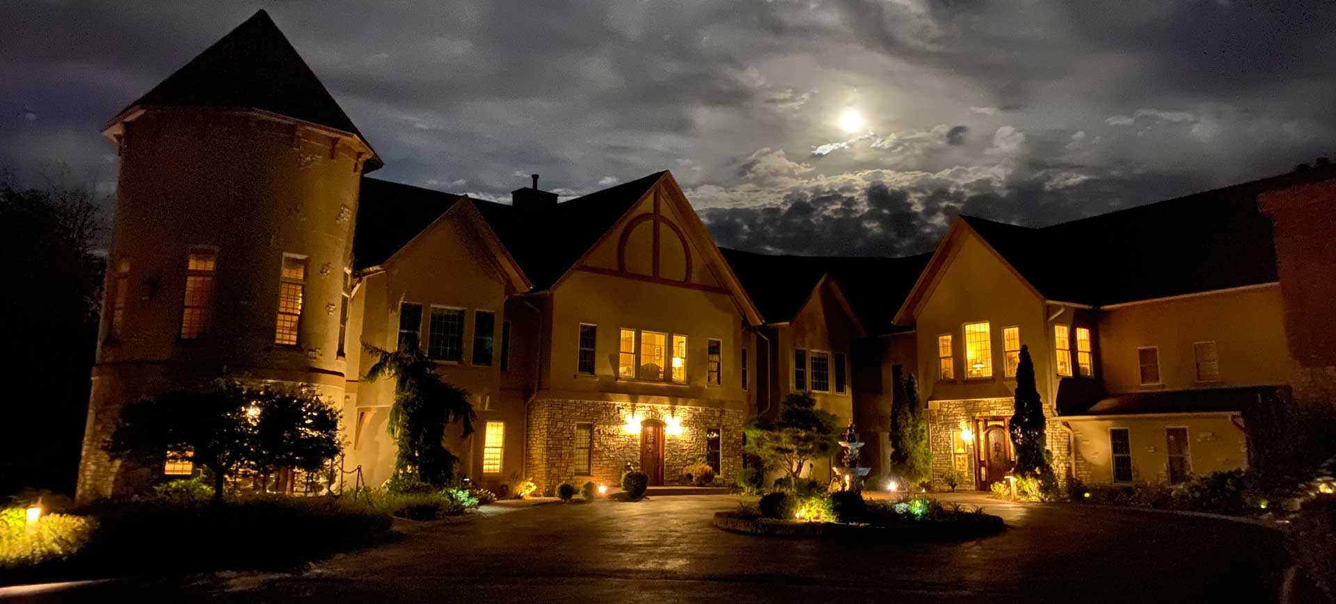 Exterior Goldmoor inn at dusk